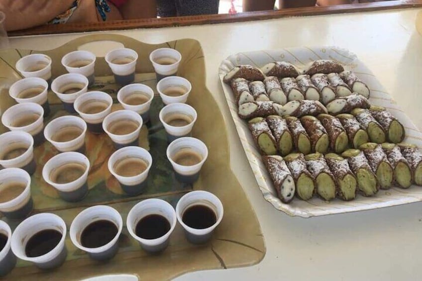 Cannolini and lemon coffee