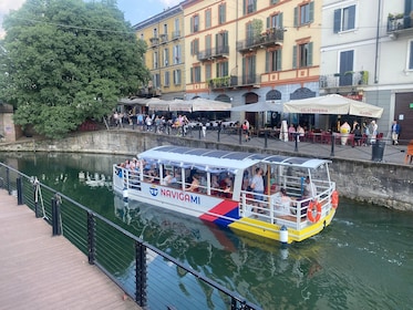 Paseo en barco por los canales Navigli de Milán