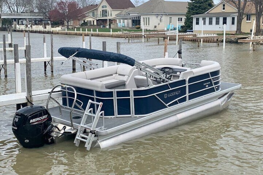Windsor Pontoon Boat Rental on Lake St Clair / Detroit River