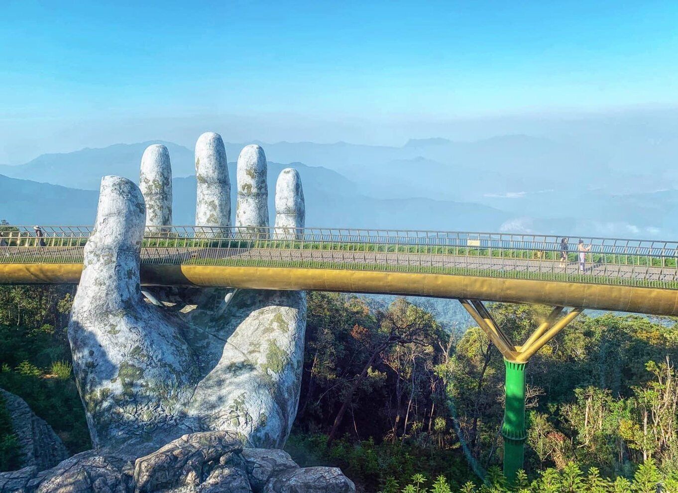 Hoi An/Da Nang: Shared Shuttle Bus to the Golden Bridge