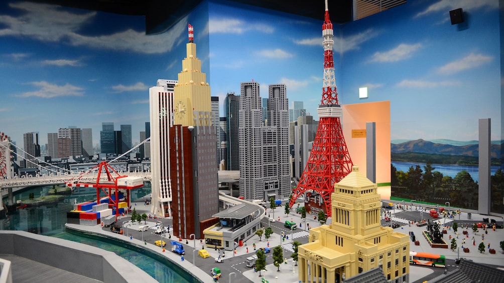 Foto 5 von 7 laden Buildings from around the world built out of legos at Legoland in Tokyo