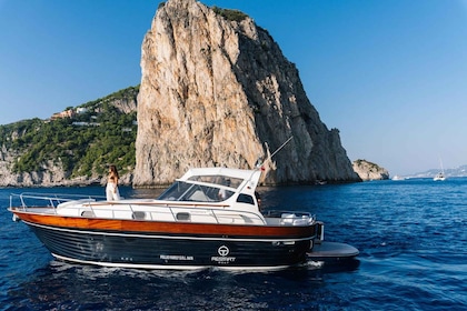 Desde Sorrento: tour privado en barco por Capri