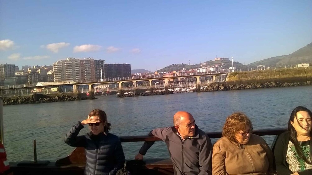 Picture 6 for Activity Bilbao: Boat and Walking Guided Tour with Pintxos