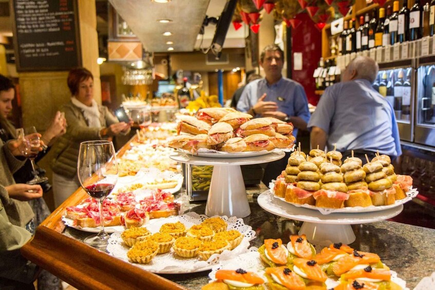 Picture 7 for Activity Bilbao: Boat and Walking Guided Tour with Pintxos