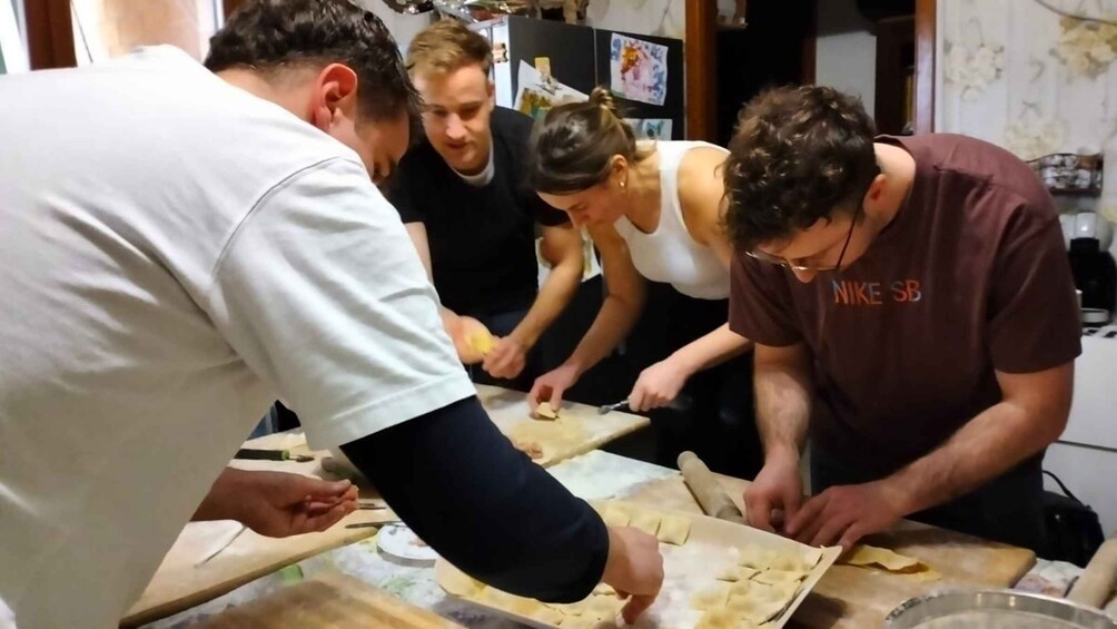 Bologna: Pasta Tagliatelle Ragu Cooking Class with Wine