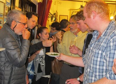 Tour nocturno tradicional de tapas y bebidas por Madrid