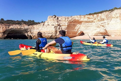 Benagil: visite guidée en kayak des grottes de Benagil et des endroits secr...