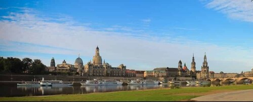 Dresden: 1.5-Hour Comedy Bus Tour in German