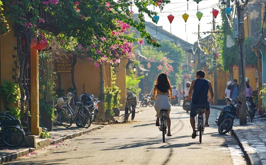 Picture 12 for Activity Hoi An: Evening Food Tour with 7 Tastings and Boat Trip