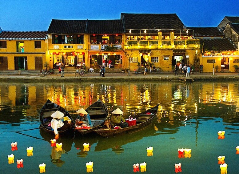 Picture 14 for Activity Hoi An: Evening Food Tour with 7 Tastings and Boat Trip