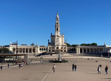 Vanuit Lissabon: Rondleiding door Fátima, Batalha, Nazaré en Obidos met een...