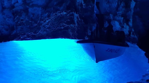 Da Hvar: Tour in motoscafo dell'isola di Vis e della Grotta Azzurra