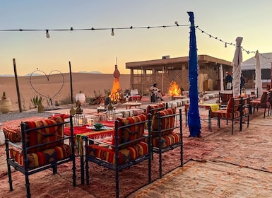Marrakech: Agafayn aavikko-illallinen kameliratsastuksen tai nelipyöräilyn ...