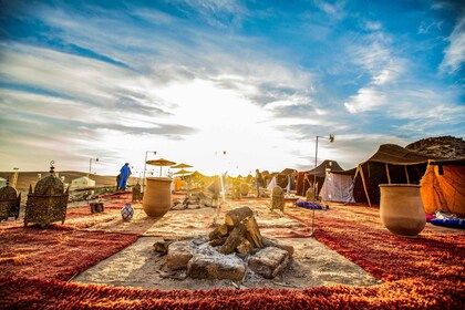 Desde Marrakech: Cena en el desierto de Agafay con paseo en camello o quad