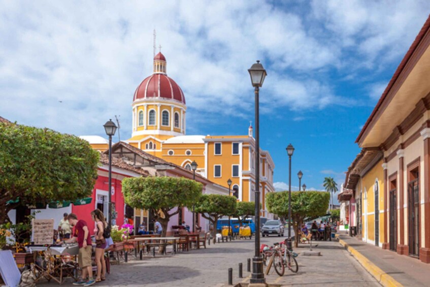 Granada: Colonial Granada Horse Carriage & Walking Tour