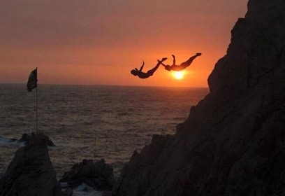 Acapulco: Cliff Divers Show with Dinner & Sunset Drinks