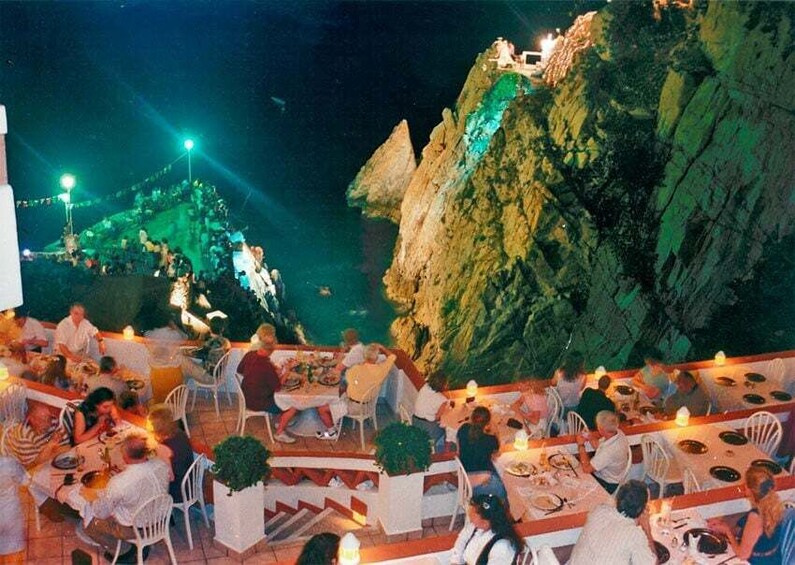 Picture 7 for Activity *DeLuxe High Diver Show 3Course Dinner 2 Drinks Diff Options