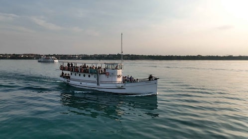 Peschiera: crucero de medio día por el lago de Garda con almuerzo