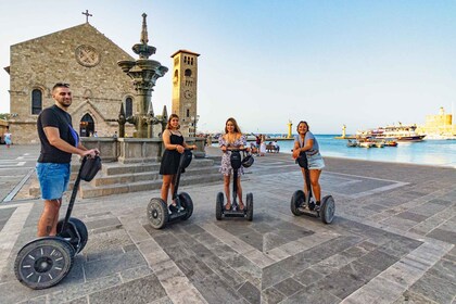 Rodas: explora la ciudad nueva y medieval en un Segway