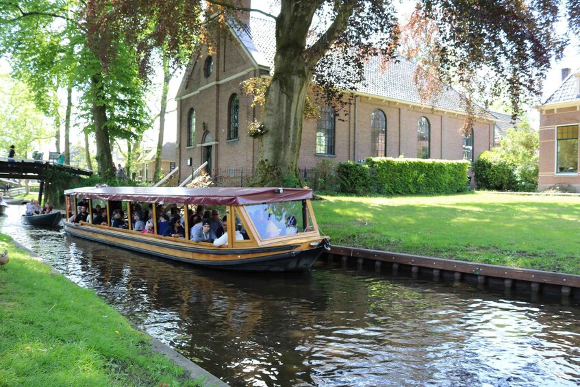 Giethoorn: Village & National Park Canal Cruise with Coffee