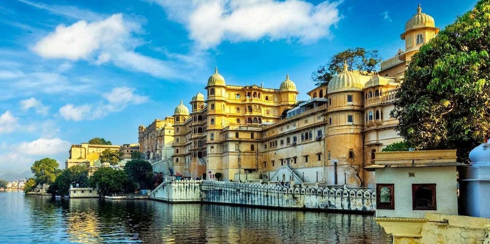 Picture 2 for Activity Udaipur: City Palace Museum Tour and Lake Pichola Boat Tour