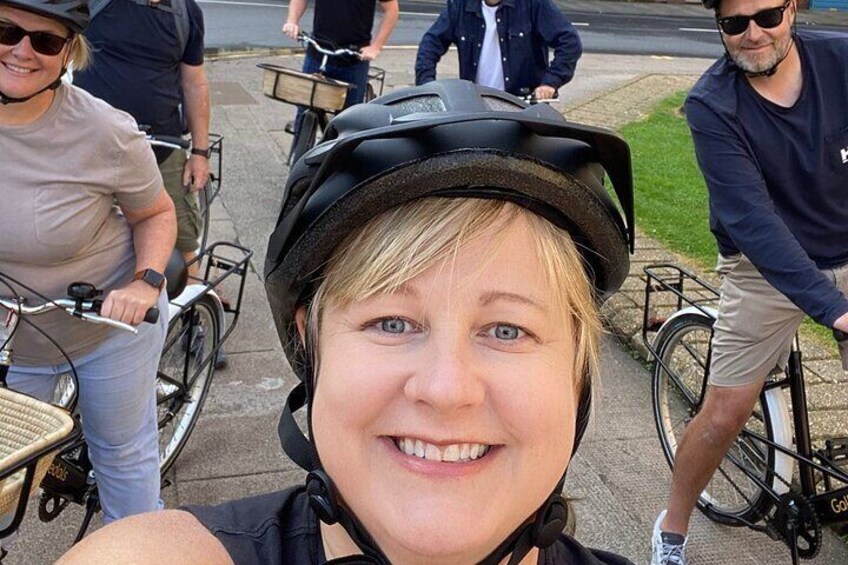 'Gallus Pedals Glasgow Bike Tour' guests taking a team selfie :)