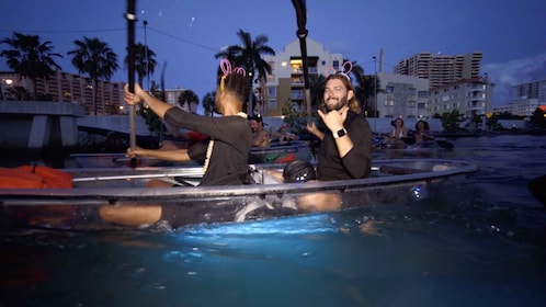 Beleuchtete Kajaks bei Nacht mit Champagner in Miami Beach