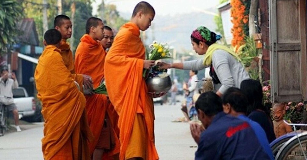 Krabi: Highlights Walking Tour with Buddhist Alms Ceremony