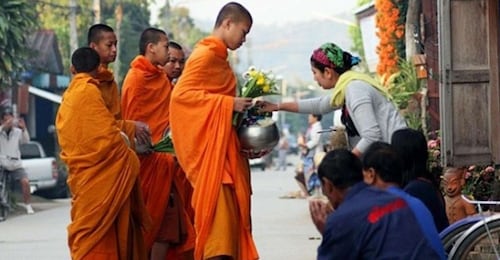 Krabi : Visite à pied avec cérémonie d'aumône bouddhiste