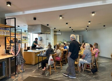 Sevilla: experiencia de cocinar paella en una terraza en la azotea