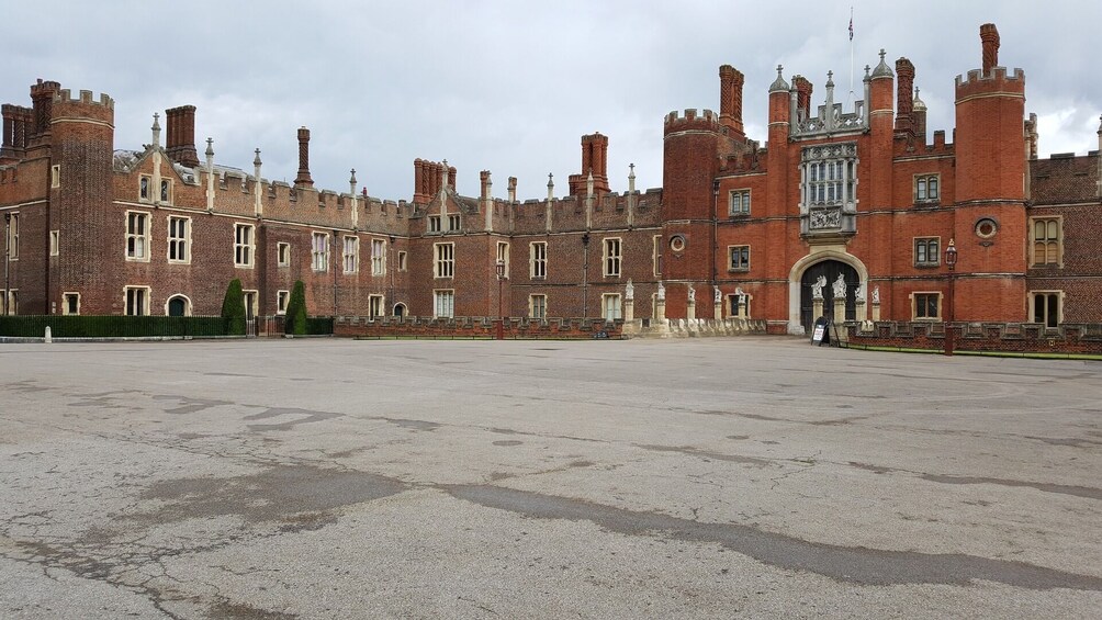 Hampton Court Palace in Private Tour including passes