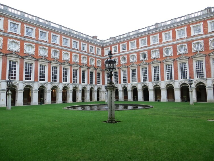 Hampton Court Palace in Private Tour including passes