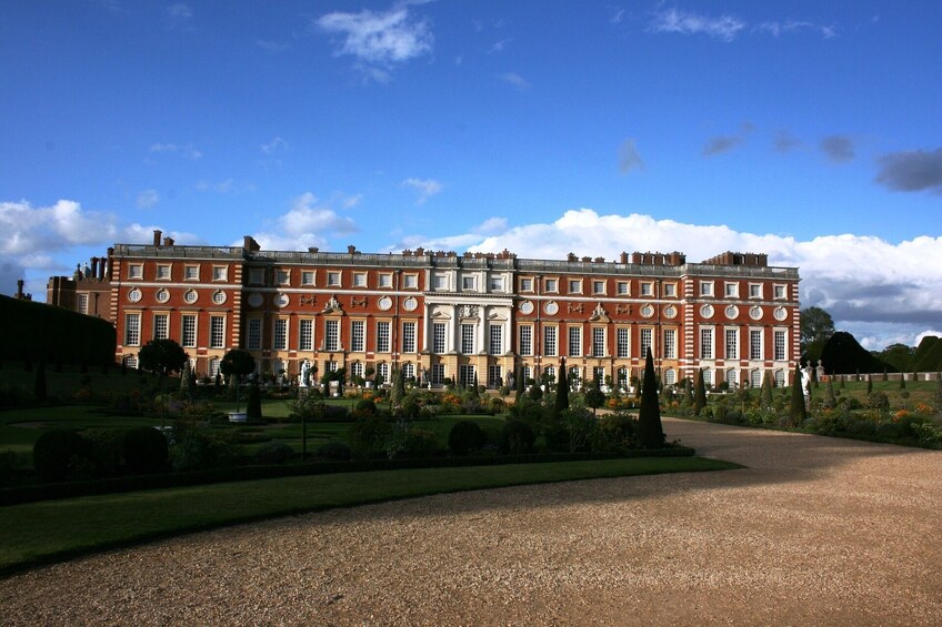 Hampton Court Palace in Private Tour including passes