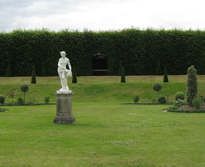 Hampton Court Palace in Private Tour including passes