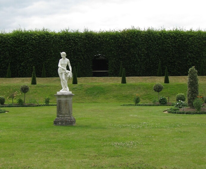 Hampton Court Palace in Private Tour including passes