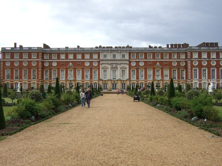 Hampton Court Palace in Private Tour including passes