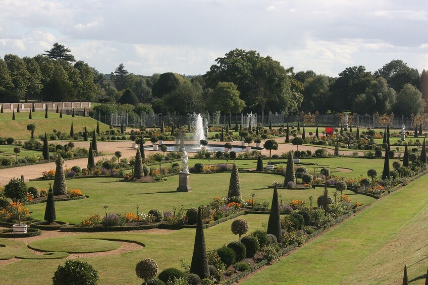 Hampton Court Palace in Private Tour including passes