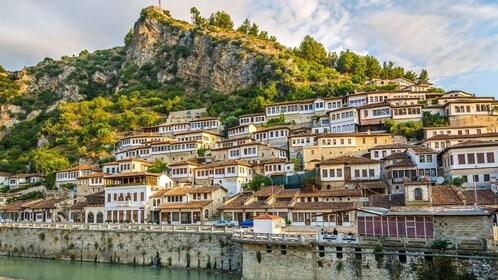 Fra Tirana: Berat City UNESCO Heritage og Belshi Lake Tour