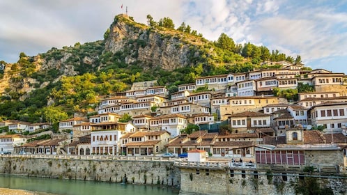 Van Tirana: Berat City UNESCO-erfgoed en Belshi Lake Tour