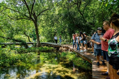 Von Split aus: Krka Wasserfälle Kreuzfahrt & Trogir Wandertour