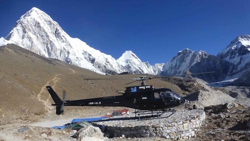 Desde Katmandú: recorrido en helicóptero y aterrizaje en el campamento base...
