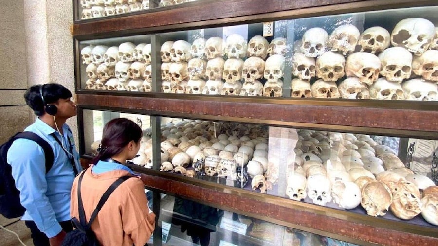 Phnom Penh: Killing Fields and Prison S21 Bus Tour