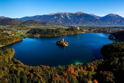 Ljubljana: Dagstur til Bledsjøen, Postojna-grotten og Predjama