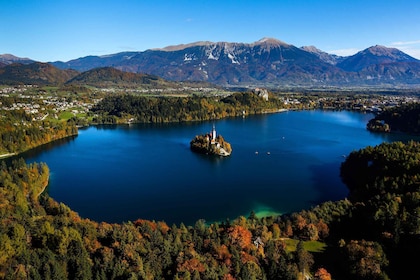 Ljubljana: Bled-järvi, Postojnan luola ja Predjama päiväretki.