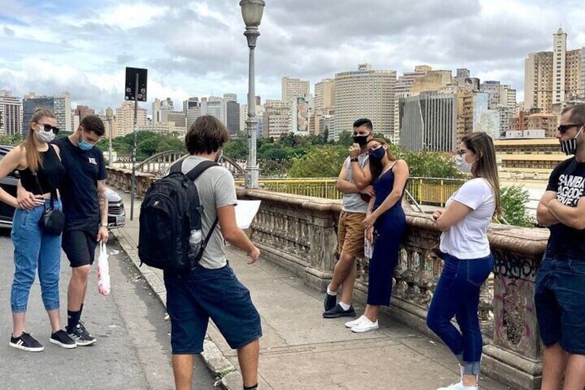 Stop on Sapucaí Street, overlooking the center of BH. Here was the first favela in Belo Horizonte. And, later, the neighborhood where Carlos Drummond de Andrade lived.