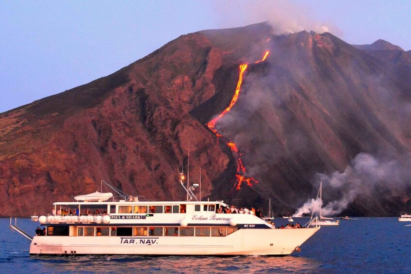 From Milazzo: Panarea and Stromboli Boat Trip by Night