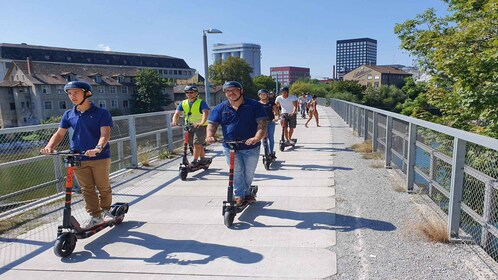 Zurich : 2-Hour City E-Scooter Tour