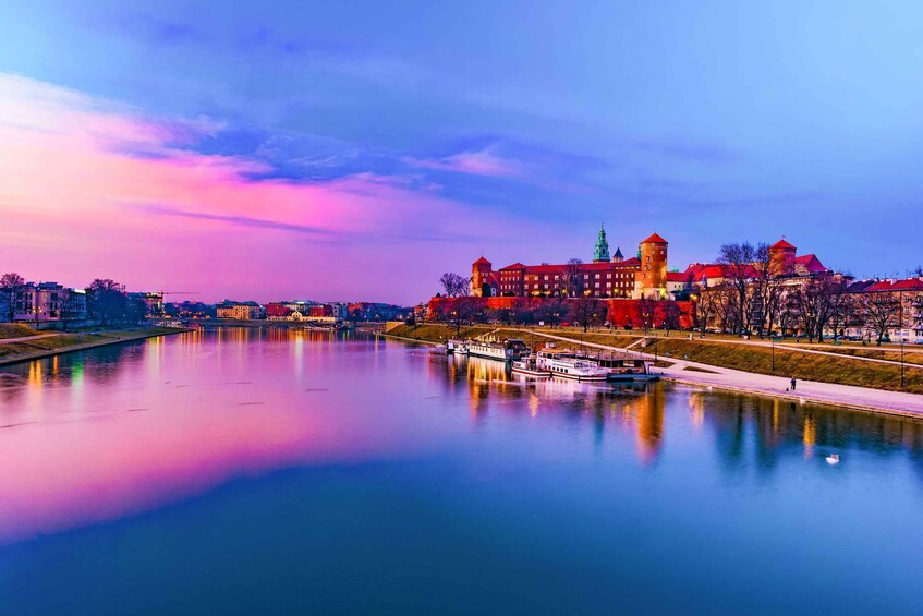 Krakow: Romantic Evening Vistula Cruise with a Glass of Wine