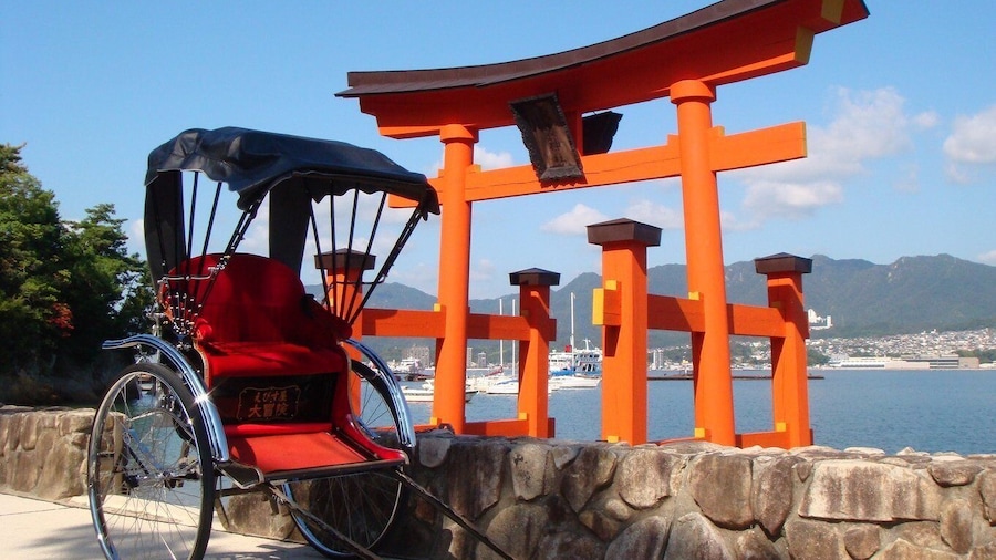 Miyajima: Private Rickshaw Tour to Itsukushima Shrine