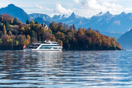 Luzern: Luzernsøen 1. klasse krydstogt med gourmet frokost